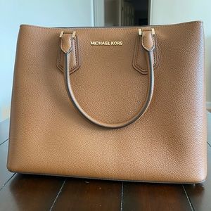 Michael kors tote bag with crossbody strap